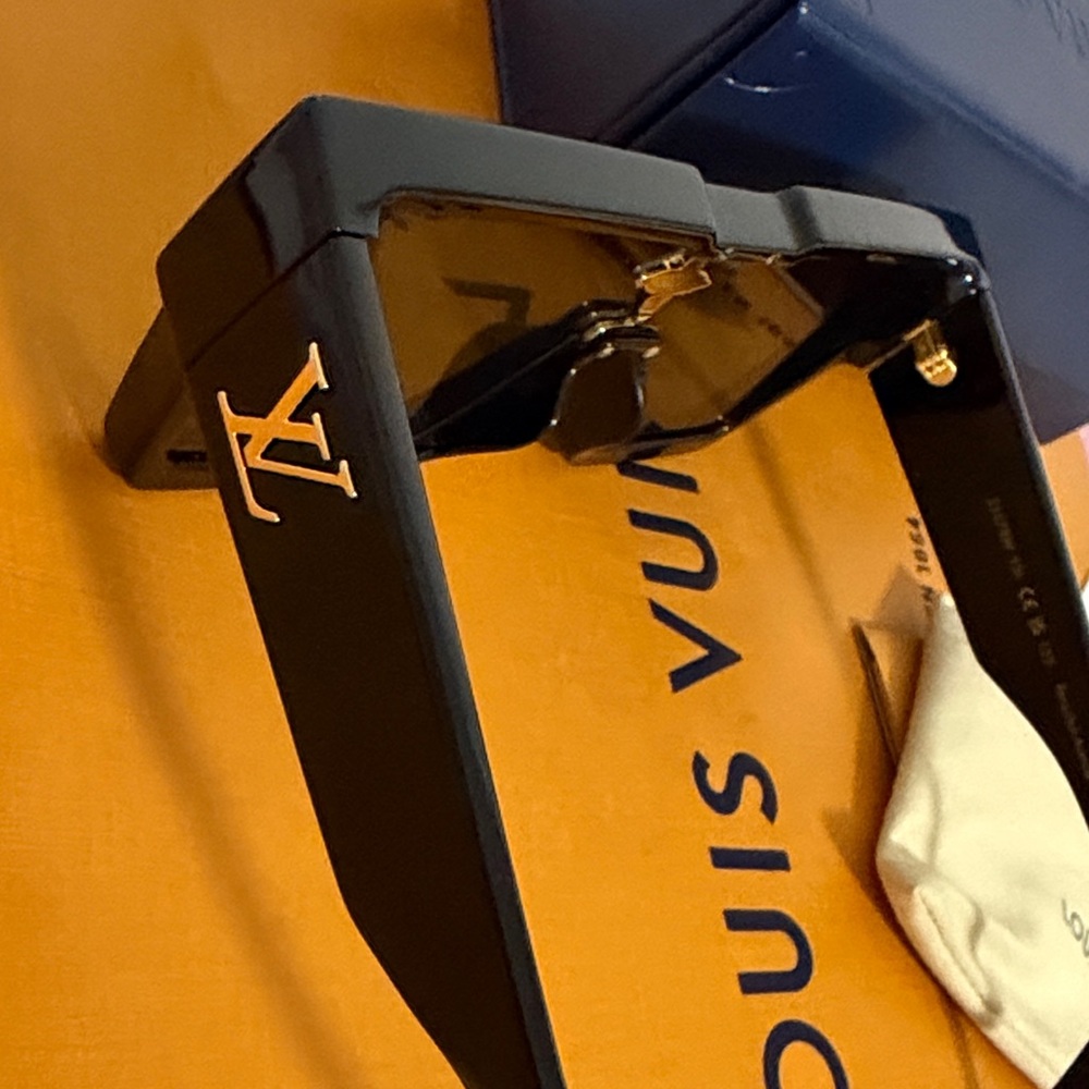 Louis Vuitton
2023 Cyclone Sunglasses - Picture 5 of 8